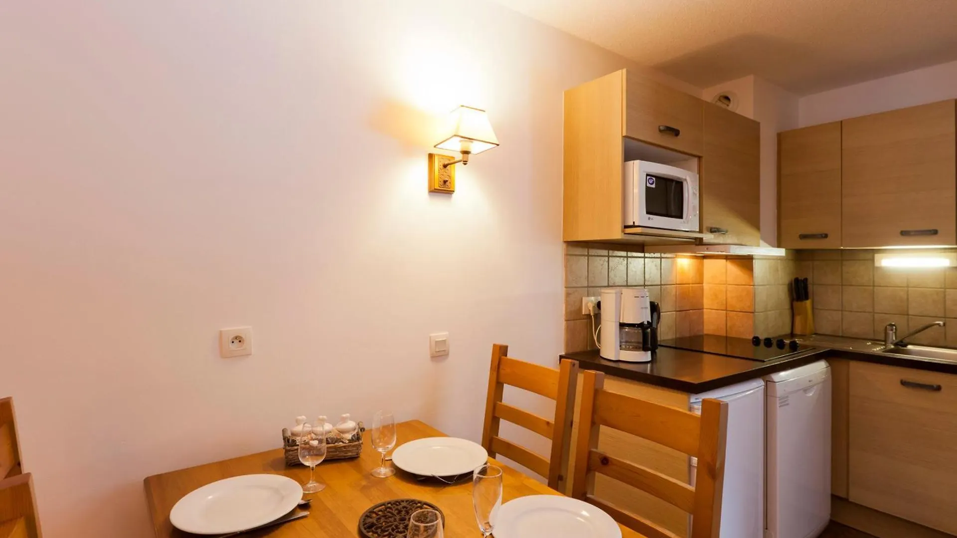 Charmant Studio A Brides-Les-Bains, Residence Cybele, 4 Pers, Balcon, Parking, Wifi Inclus - Fr-1-512-48 0*, Brides-les-Bains